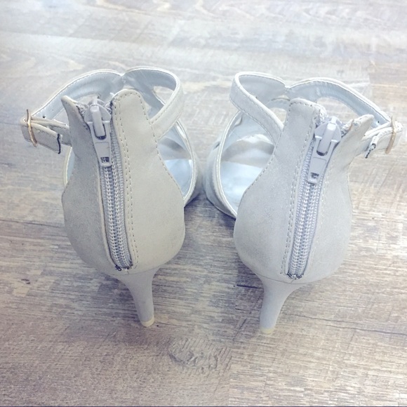 EUC Soft Silver Grey Sexy Strappy Open-Toed Heels - Picture 3 of 6